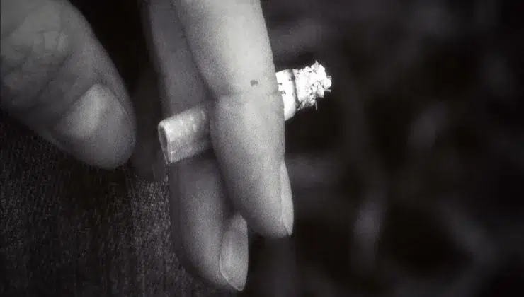 10 Celebrities Who Still Smoke Like its the 50’s