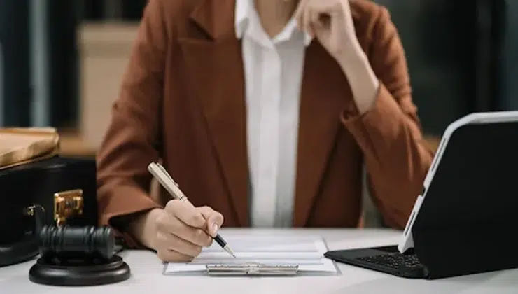 A woman in a brown blouse looking at her criminal record online and wondering, “Does your criminal record clear at 18?